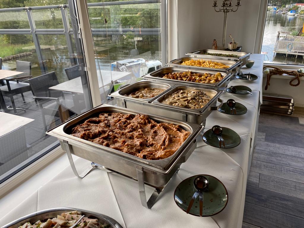 Warm buffet met verschillende gerechten in chafing dishes