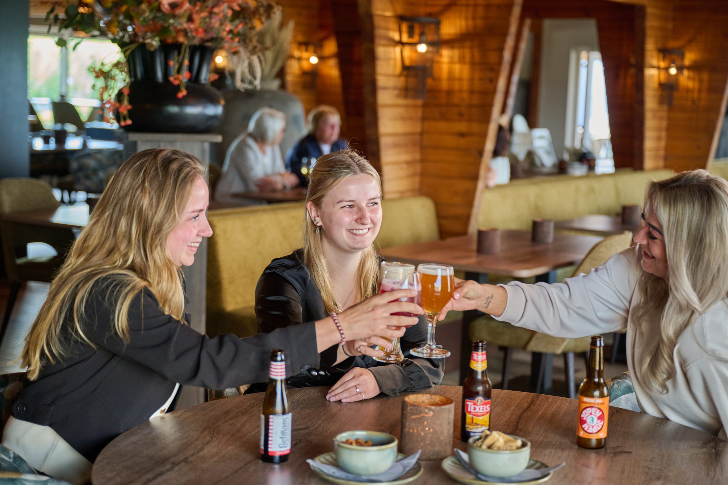 Gezelschap proost met speciaalbier