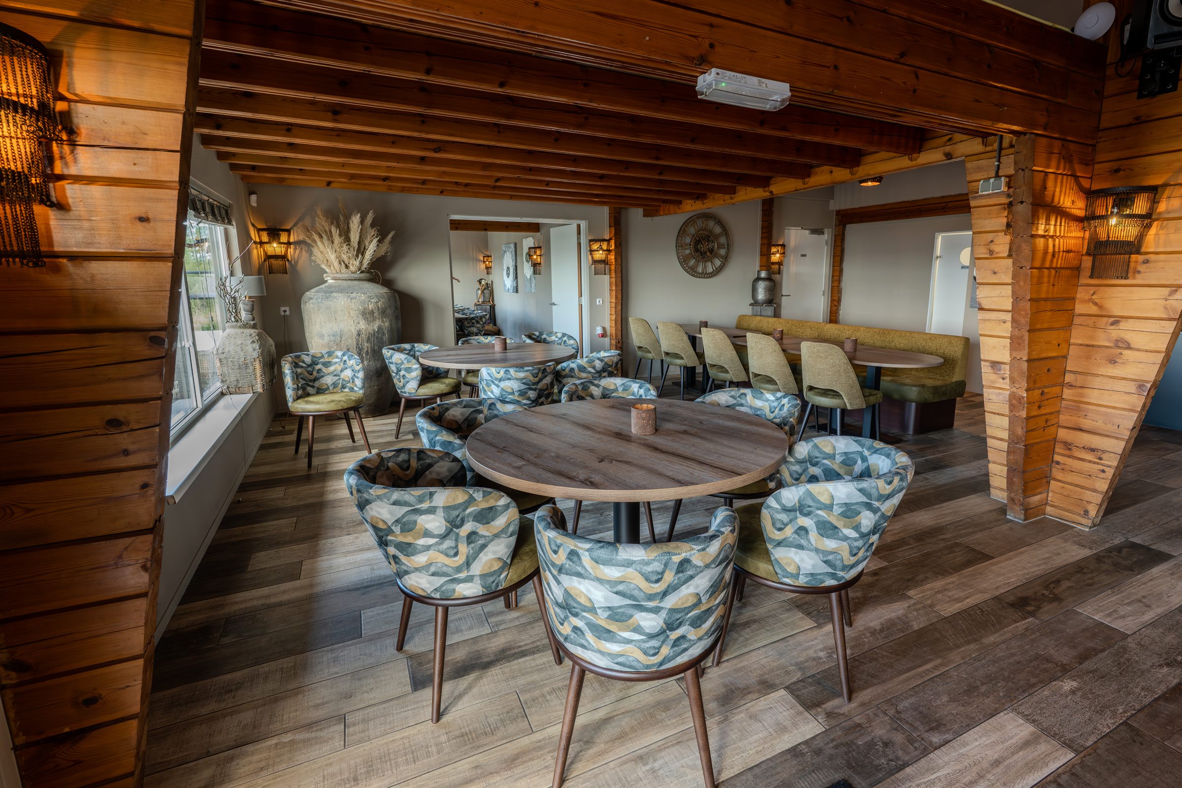 Loungehoek met houten interieur
