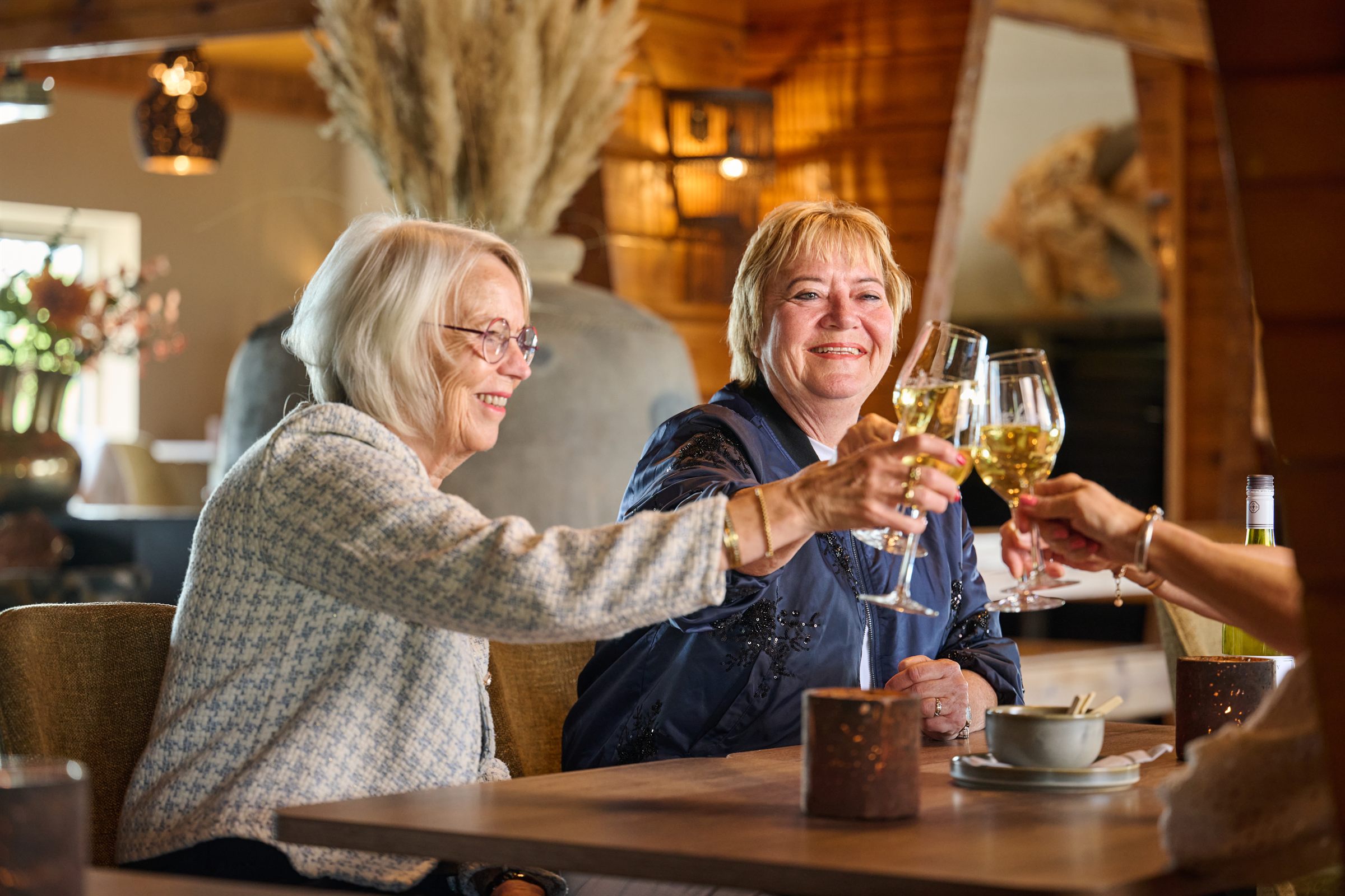 Proosten met witte wijn in het restaurant