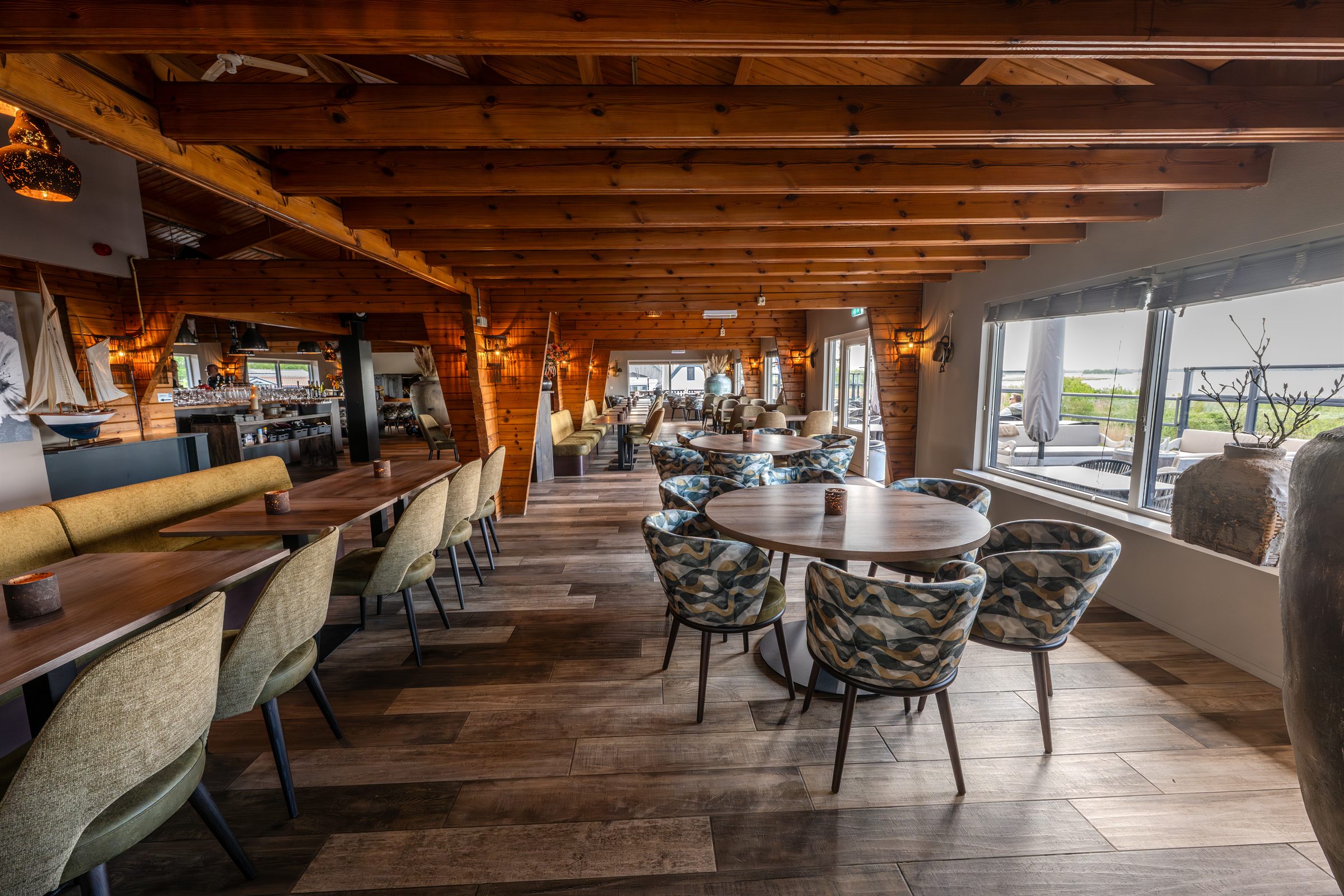 Restaurantzaal met uitzicht op het water