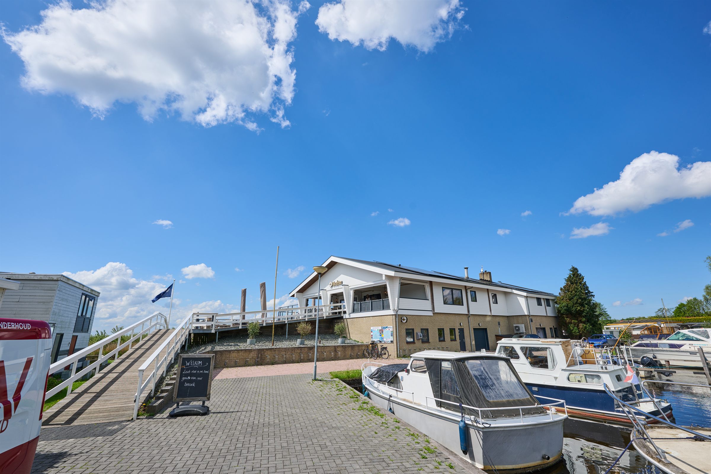 Steiger met boten naast het paviljoen