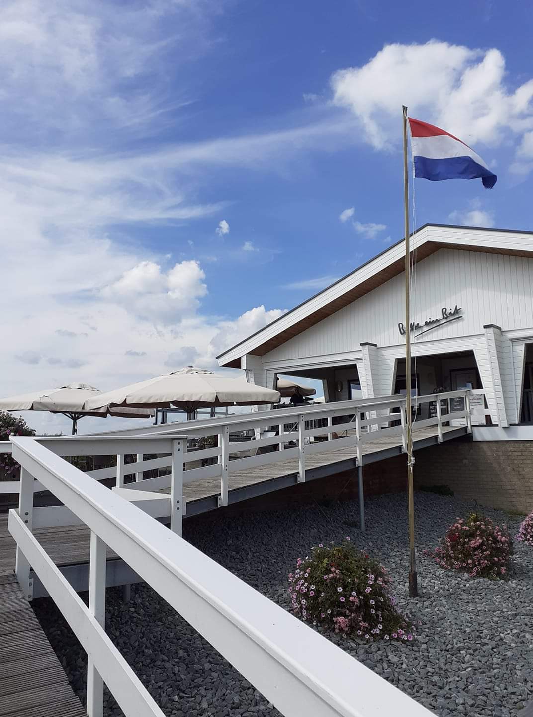 Steiger met Nederlandse vlag bij het paviljoen