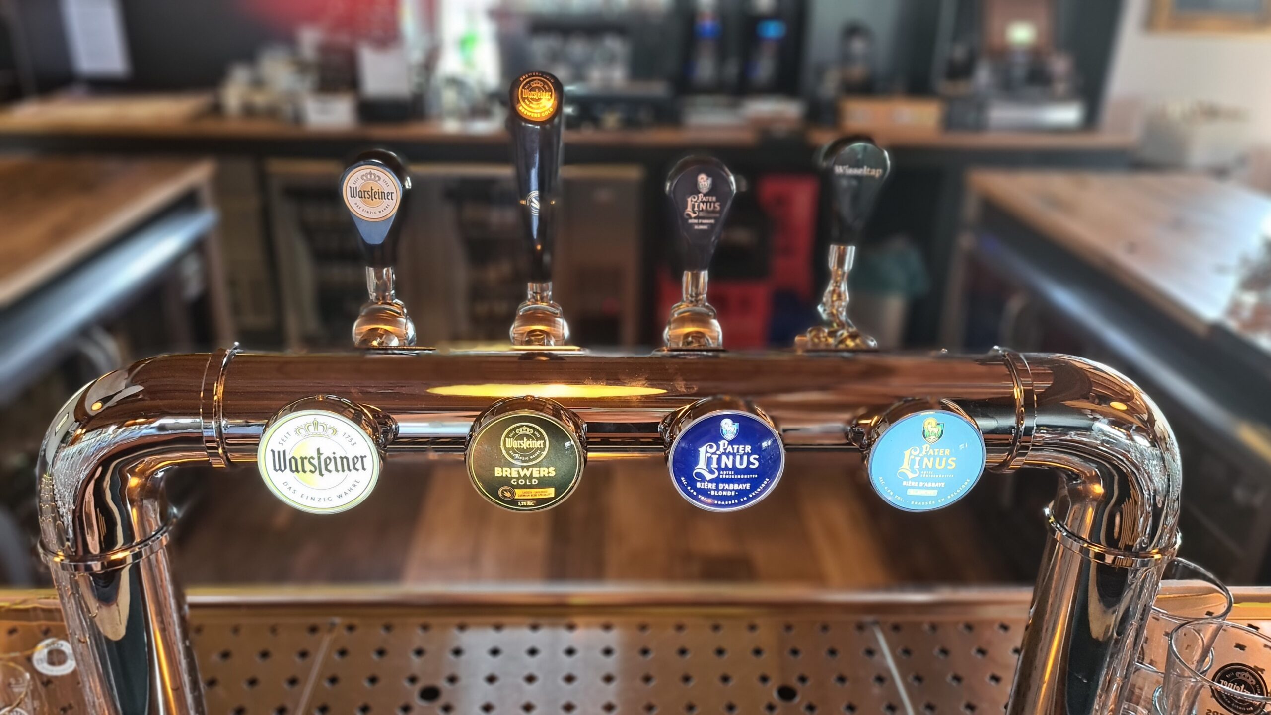 Tapinstallatie met bieren aan de bar