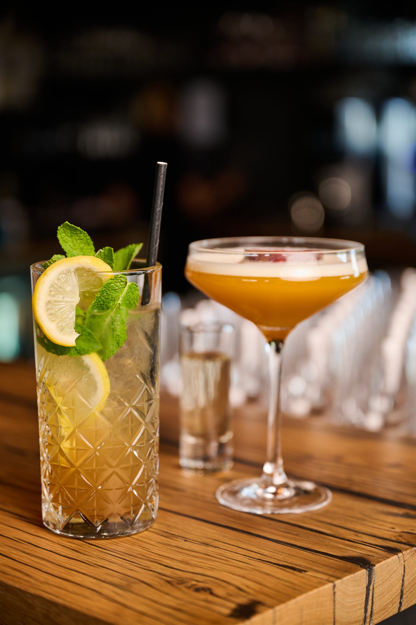 Twee cocktails op de bar