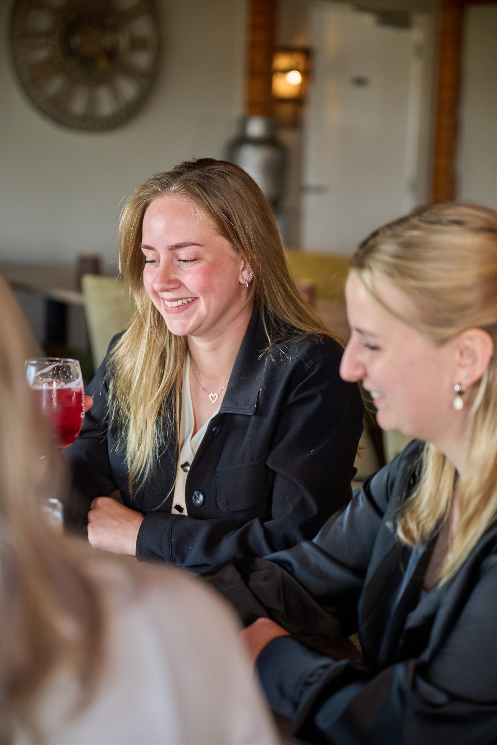 Twee gasten lachend aan tafel
